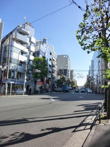 駅前で幅の広い道路