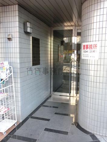 正面右側に入口があります
