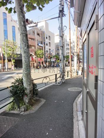 前面の歩道です