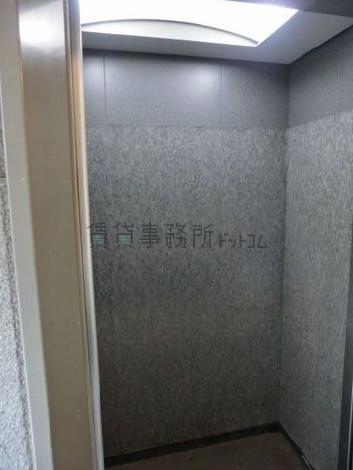 エレベーター内です