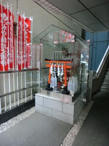 敷地内にお稲荷様の祭壇がございます