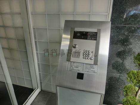 玄関脇には集合玄関機があります