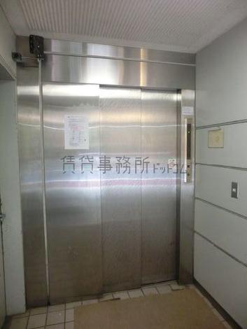 アルミ調のエレベーターです