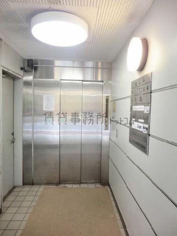 コンパクトサイズのエレベーターです