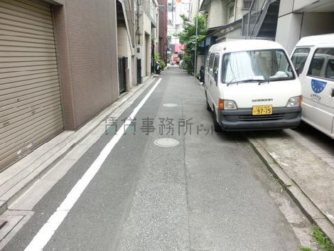 前面の細い路地の様子