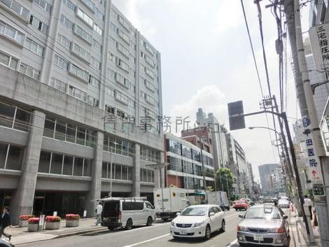 正面の道路は交通量が多くあります