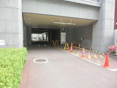 車両出入口です