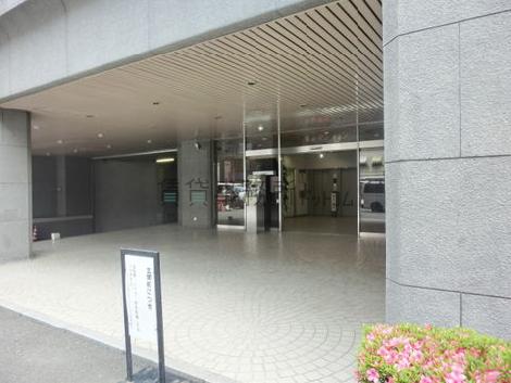 正面玄関前に広々としたスペースが設けられています
