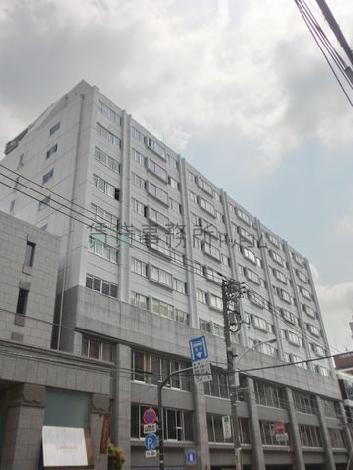 遠くからでもわかるビルです