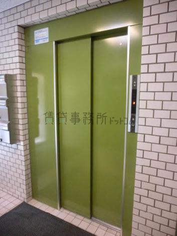 抹茶色のエレベーターです