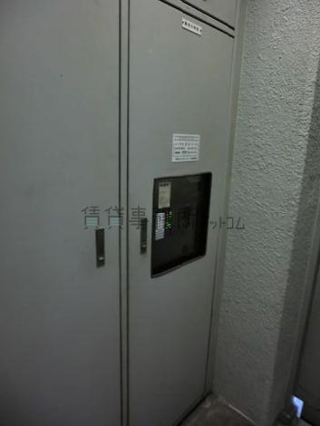 １階屋外階段側には機械警備カードリーダーがあります