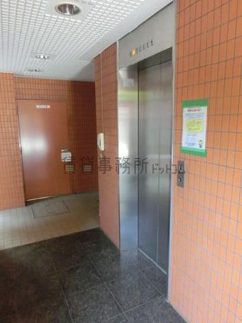 銀色の扉のエレベーターです