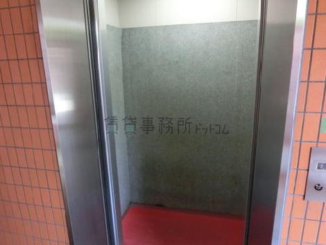 エレベーターの中です