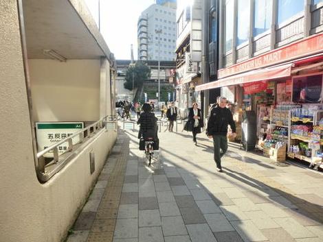 前面は舗装された歩道になっております