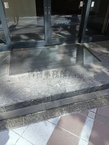 正面玄関前　段差