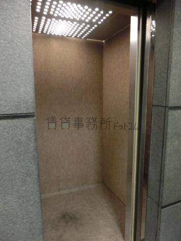 エレベーター内部