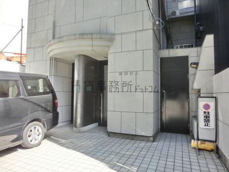 正面玄関前に駐車スペースがあります