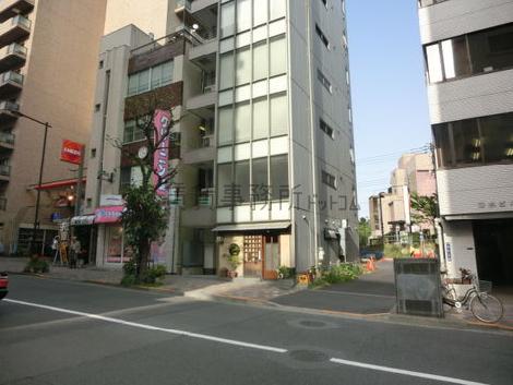 ビル裏手には国立劇場