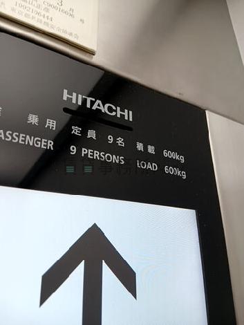 エレベーター9名乗り