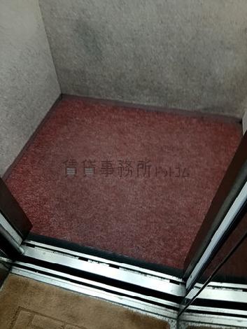 エレベーター内部