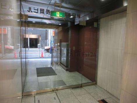 ホール内と玄関前で、色合いが違う建材を採用