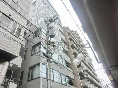 目の前は線路が走っています