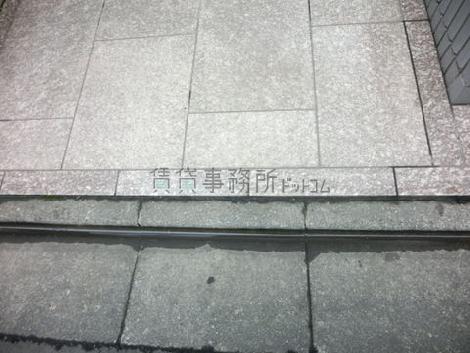 歩道との間に段差があります