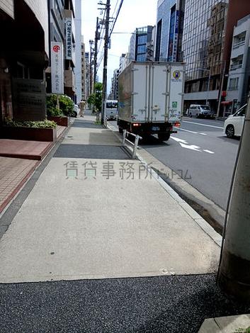 ビル前の歩道