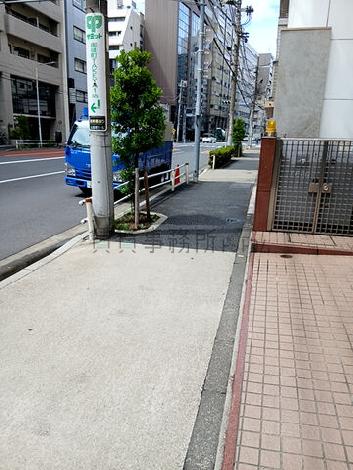 ビル前の歩道