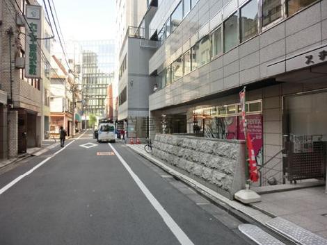 前面の通りは幅が広く車の通りもあまりありません