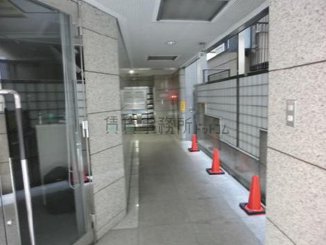 エントランスホールに続くアプローチです