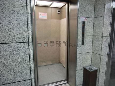 エントランスに入るとすぐにエレベーターがあります