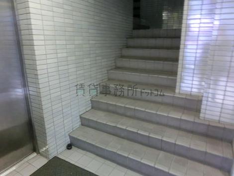 入口正面に階段があります