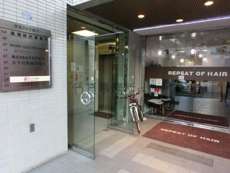両開きの大きな扉です