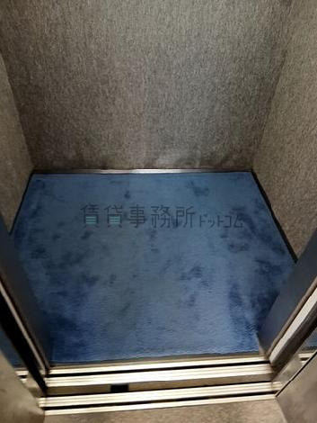 エレベーター内部