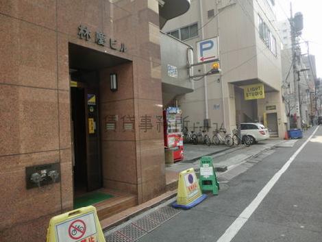 大理石に囲われた正面入口