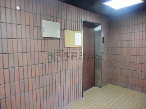 外壁の色合いにエレベーターの色合いを揃えています