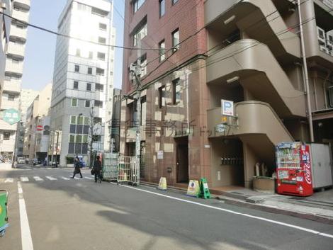 エントランス前の人通りは少なめです