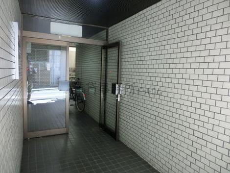 ガラスドアのエントランス
