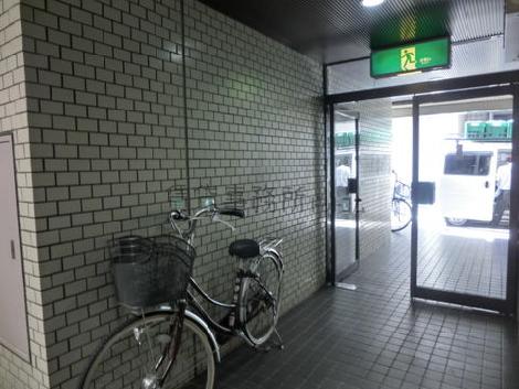 エントランスの壁面はタイル張り