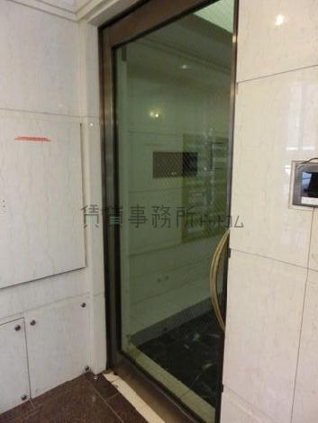 エントランスからエレベーターの間は扉で仕切られています