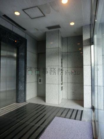 石張りのエントランスホール