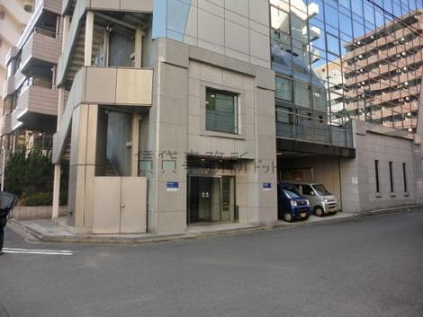 石とガラスを贅沢に使った物件です