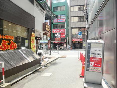 玄関前の通り