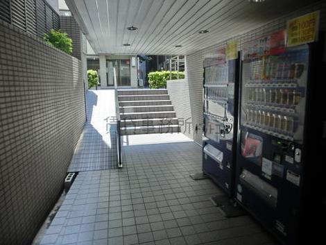 裏口から脇道側に出れます
