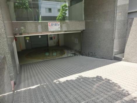 地下に駐車場（月極）があります