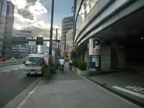 新宿通り側に駐車上があります