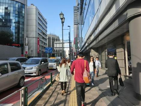 明治通りに面したエントランス前の歩道です