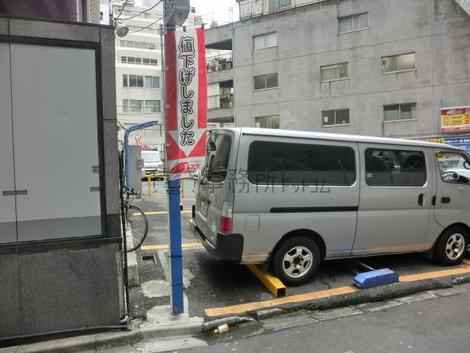 ビル裏手は駐車場（コインパーク）です