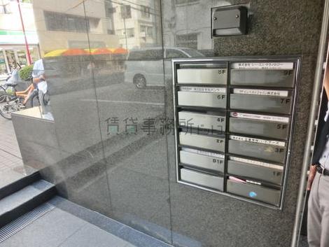 正面入口脇に郵便受け